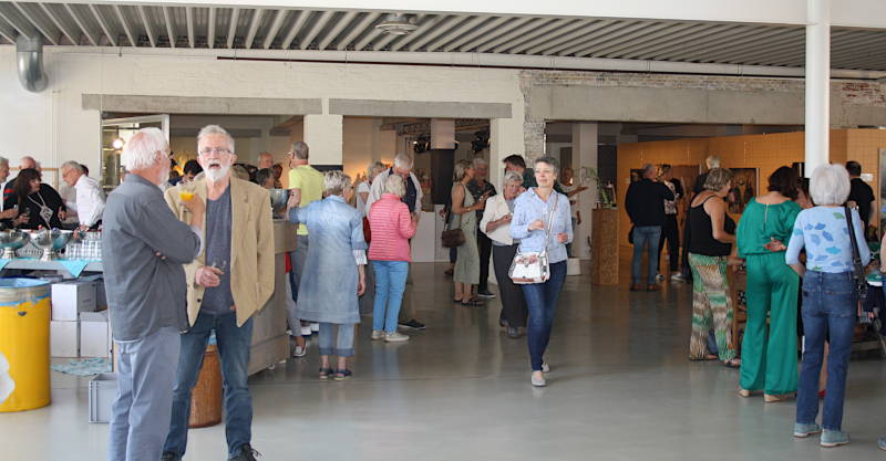 Bezoekers opening Makkum Art 2022 stromen binnen
