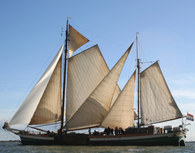 Met de Lutgerdina maakt SailWise zeilzwerftochten over het IJsselmeer en het Wad.