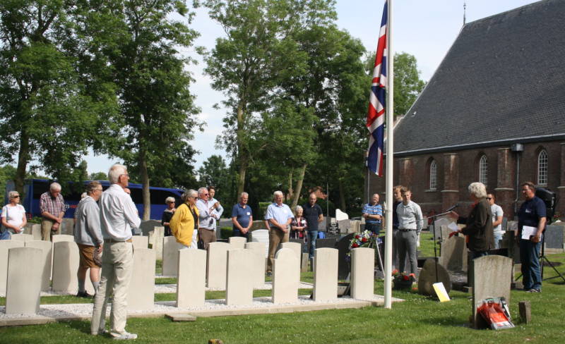 Familieleden uit Canada, Nieuw Zeeland, Engeland volgen de herdenkingsdienst in Makkum