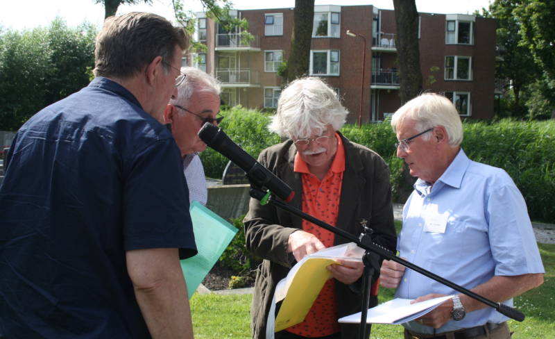 Fekke Bandstra, de broers Stuckey en Klaas Groeneveld bekijken informatie over vindplaatsen van lichamen