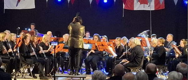 Het harmonieorkest van Hallelujah onder leiding van Nynke Jaarsma