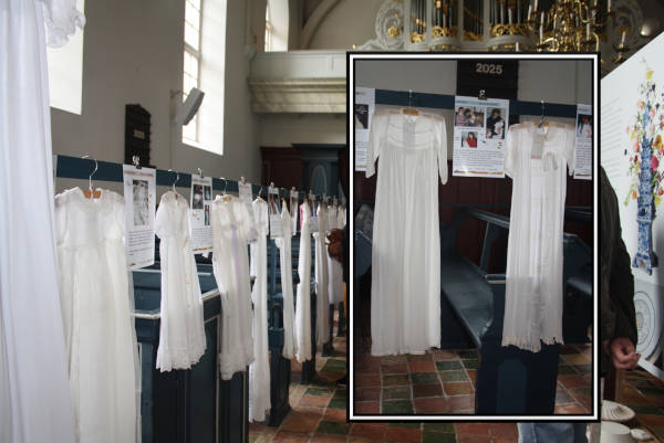 De neven tentoonstelling over doopjurken en hun verhalen