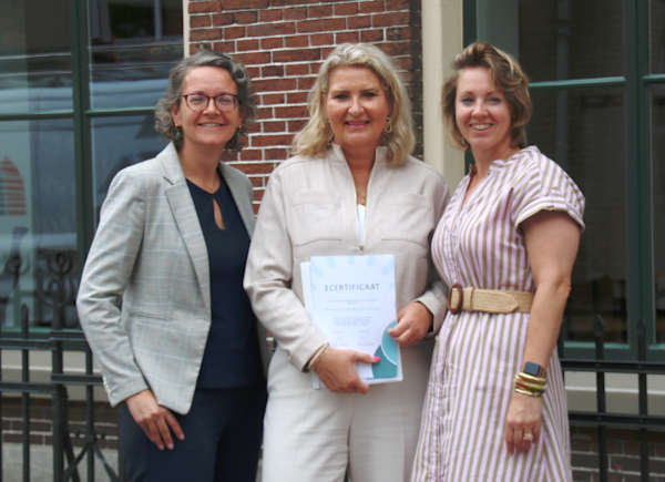 © Eigen foto’s. V.l.n.r. Wethouder Sippy van der meer (gemeente de Fryske Marren), directeur-bestuurder Rixt Heegsma en wethouder Petra van den Akker (gemeente Súdwest-Fryslân).