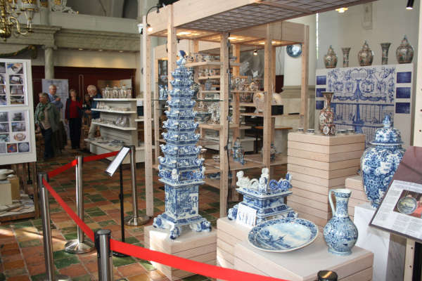 ©Makkumerbelboei.  Het pronkstuk van de aardewerk tentoonstelling: Pyramids of Makkum