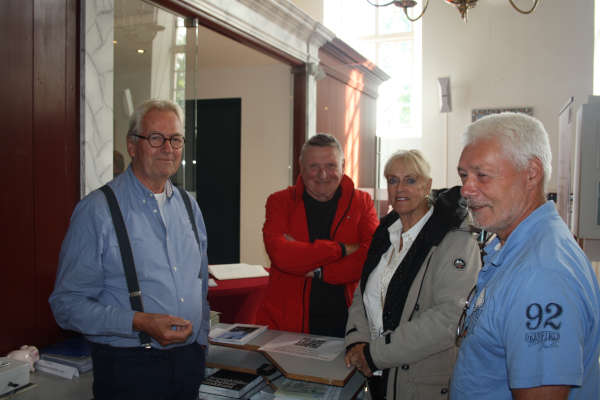 ©Makkumerbelboei. De tweeduizendste bezoeker Hanni Rinia ontvangt uit handen van Abe Blanksma het boek 