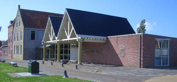 De panden aan de Turfmarkt. De latere nieuwbouw op het terrein wordt nu gesloopt