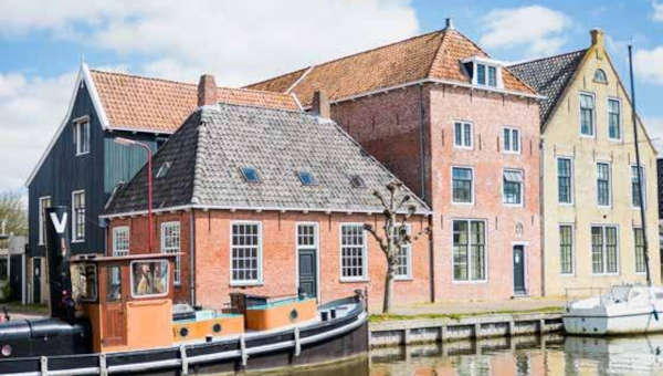 De Tichelaarpanden in Makkum die een culturele trekpleister zouden kunnen worden.